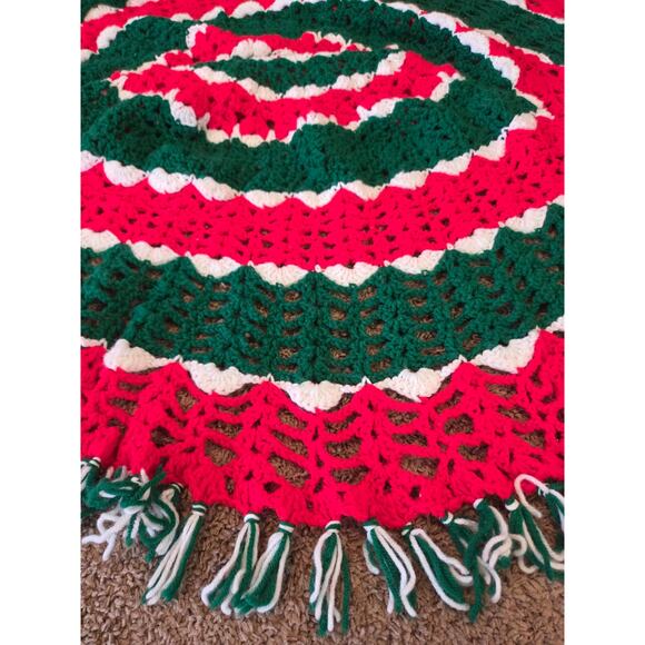 vintage hand crochet red green white holiday tree skirt tassel christmas grandma - Picture 3 of 3